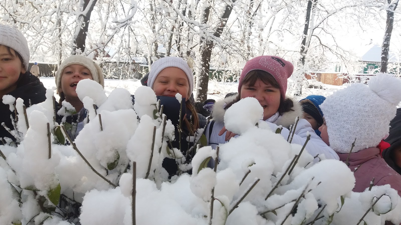 Любителям неспешных пеших прогулок рекомендуем прогуляться в парке им. Zatejniki Noyabrya 2017