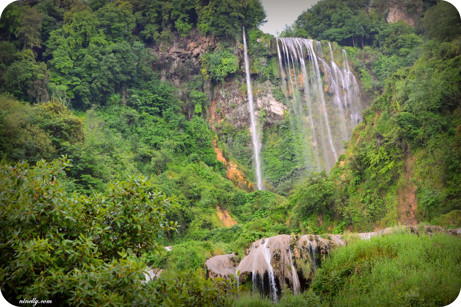 Cascata delle marmore) — рукотворный исторический водопад, который находится в 7,5 км от города терни в итальянском регионе умбрия. Ninelly Cascata Delle Marmore Umbria Italia