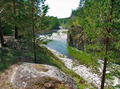 Вид по дороге к аллинским источникам при выходе из гор река алла прорезает коренные породы и протекает в узких каньонообразных ущельях. Reka Alla Shaman