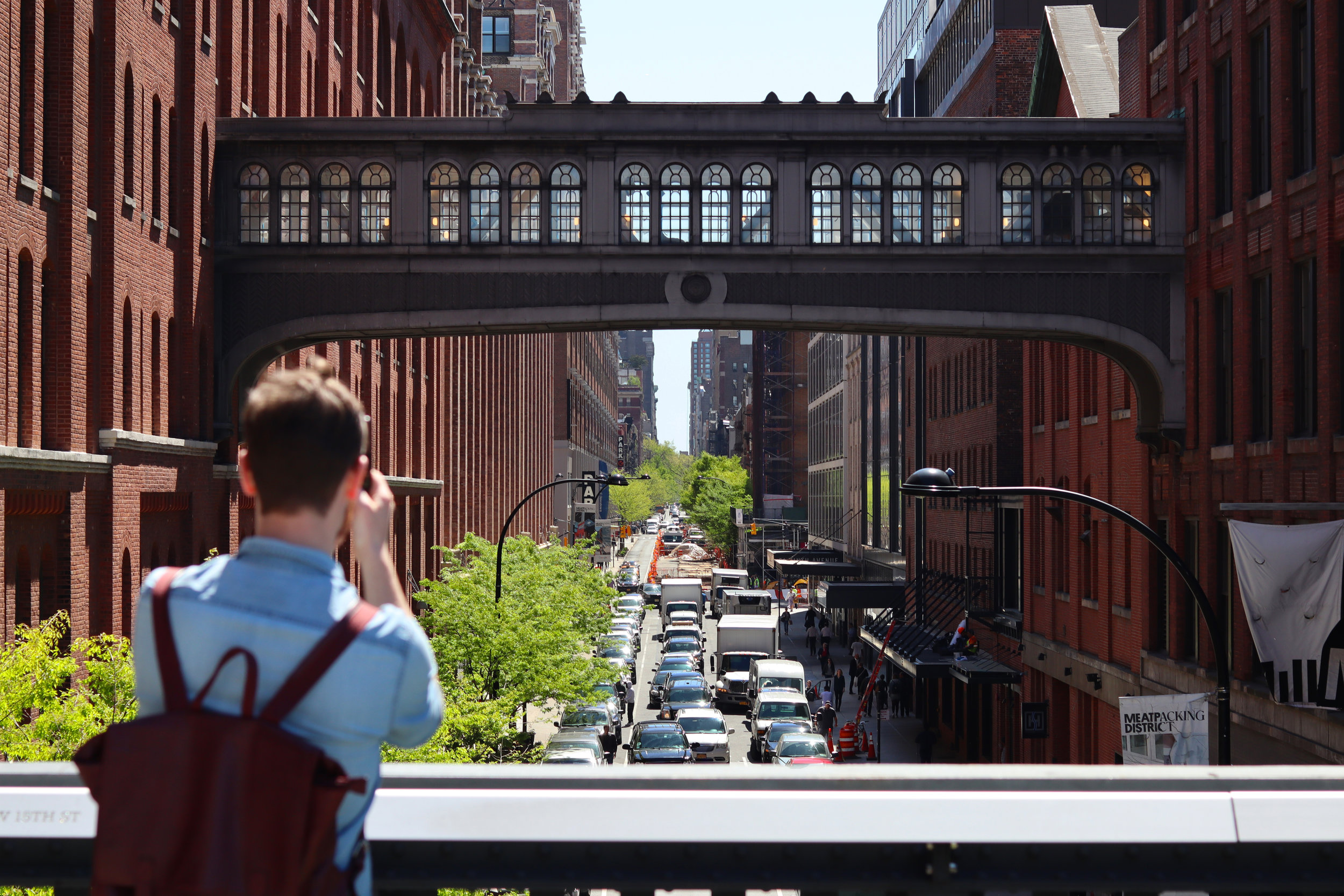 Обелиск у входа в парк. Ekskursiya Po Parku Haj Lajn I Hadson Yards Nyu Jork Gid