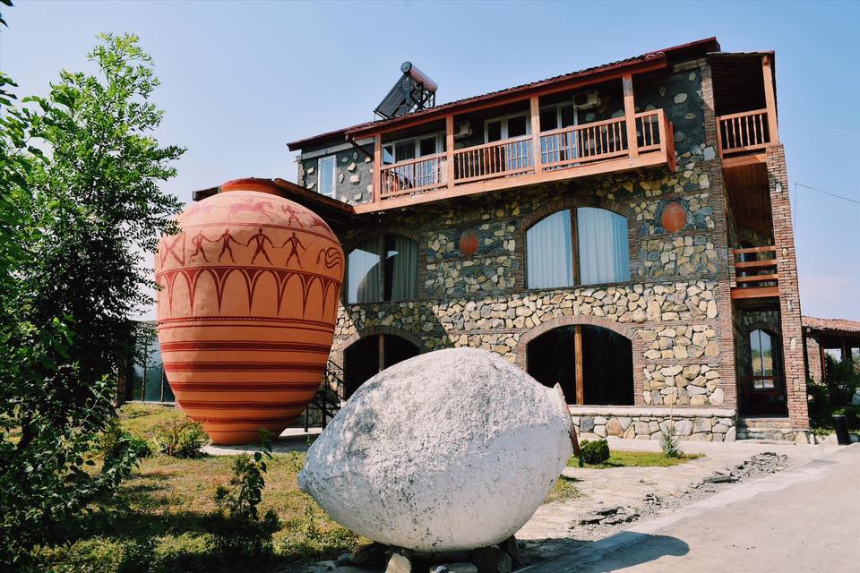 Город любви с чудесным видом на алазанскую долину с её виноградниками и заснеженной цепью . Vinnyj Tur V Kahetiyu Iz Tbilisi