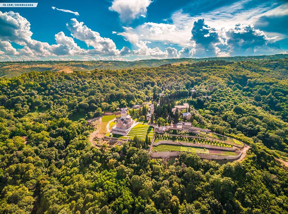 Бодбийский монастырь — женский монастырь бодбийской епархии грузинской православной церкви, расположенный в двух километрах от сигнахи в кахетии, грузия. Foto Dnya Monastyr Bodbe Friend In Georgia