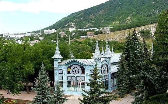 Путешествие по кавказу, обзорный тур по лечебным курортам,и многие другие программы, подготовленные туроператором для комфортного и увлекательного отдыха, полностью охватывают территорию между побережьями каспийского и черного моря, горных хребтов эльбруса и казбека. Kislovodsk Avtobus Svtur34