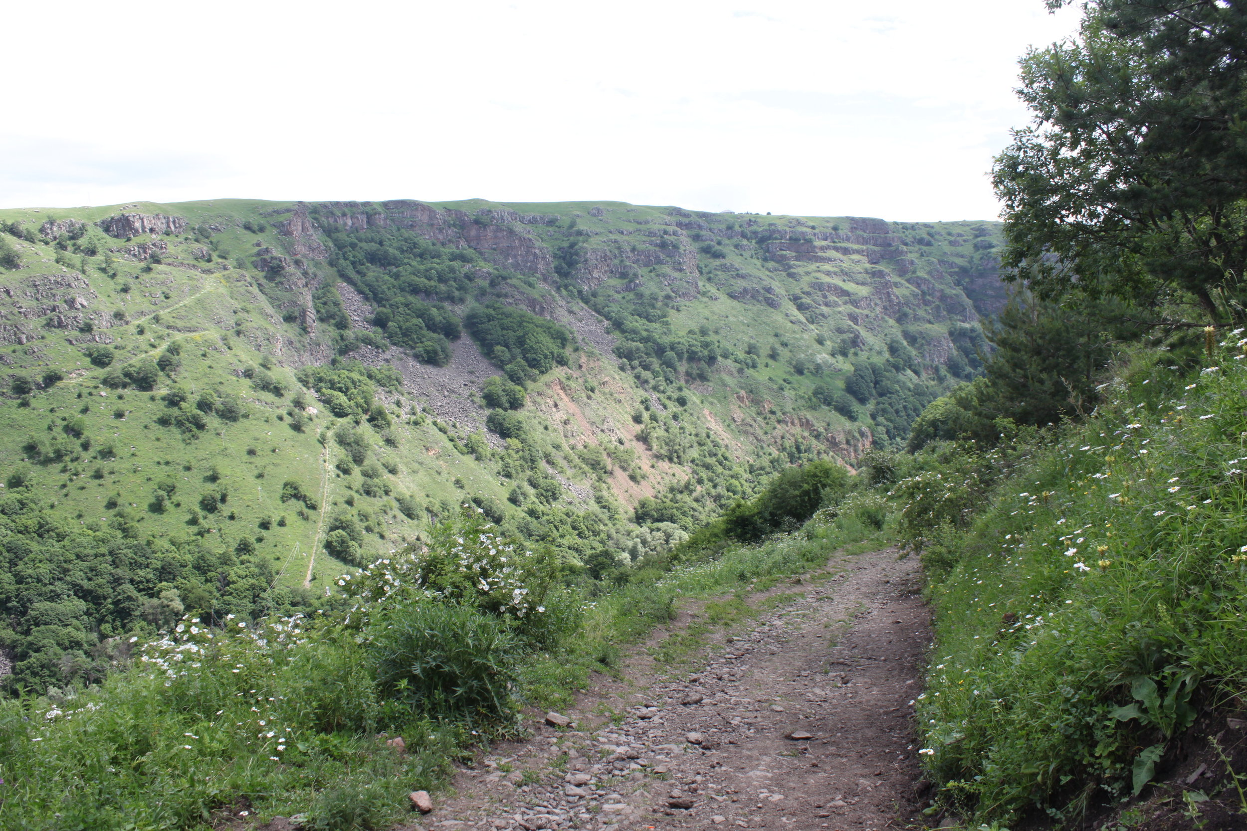 Экскурсия классная, но ехать придётся по бездорожью. Iskrenne Vash Kanon Dashbash Friend In Georgia