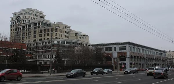 Выйдя из метро и повернув за угол ближайшего здания на улицу большая полянка, . Ekskursiya Po Zamoskvorechyu Yakimanka Golutvinskij Cerkov Ioana Voina